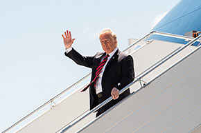 Le président Trump à son arrivée. Photo de Fabien Durand, de l’équipe photo du G7