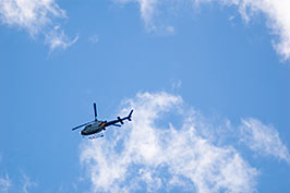 Hélicoptère de la GRC survolant le Manoir