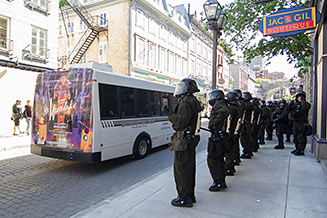 Des policiers de l'escouade antiémeute descendent d'autobus de location