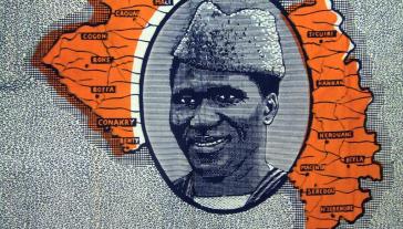 Portrait d'Ahmed Sékou Touré sur un pagne commémoratif de l'indépendance guinéenne. 8 juillet 2009, Tommy Miles.